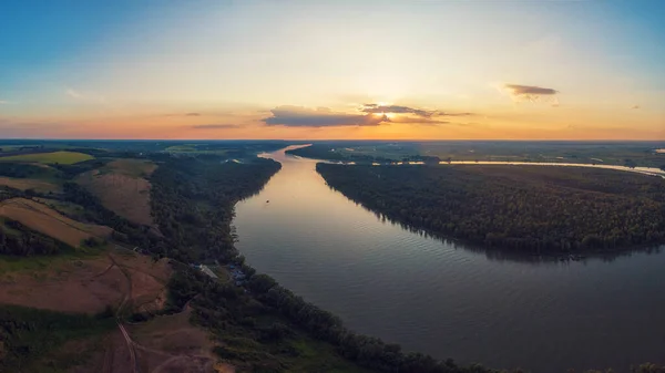 Drohnenaufnahme der Flusslandschaft an sonnigen Sommerabenden — Stockfoto