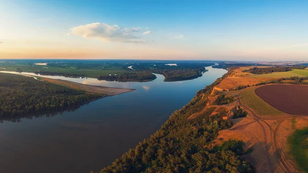 Drohnenaufnahme der Flusslandschaft an sonnigen Sommerabenden — Stockfoto