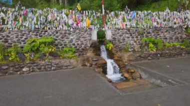 Altai dağlarındaki Arzhan-Suu su kaynağı