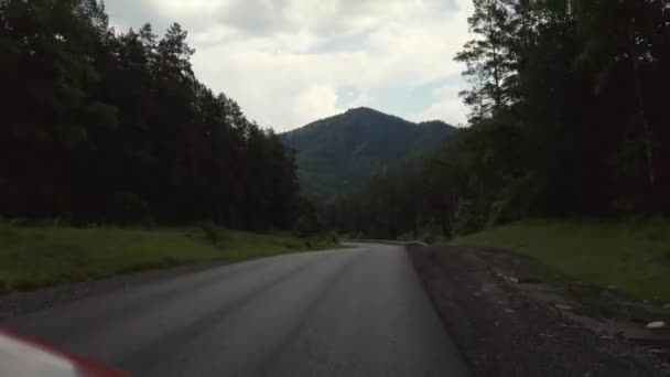 Autóra néző egy kiránduláson a hegyekben — Stock videók