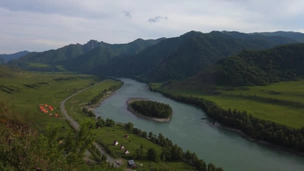 Pohled na řeku Katun — Stock video