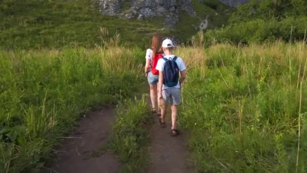 Mãe e seu filho andando nas montanhas de Altai — Vídeo de Stock