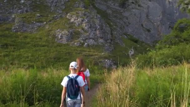 Mor och hennes son vandrar i Altai bergen — Stockvideo