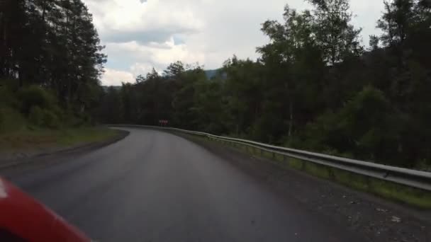 Dentro de una vista de coche en un viaje por carretera en las montañas — Vídeo de stock