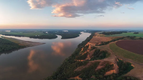 Drohnenaufnahme der Flusslandschaft an sonnigen Sommerabenden — Stockfoto