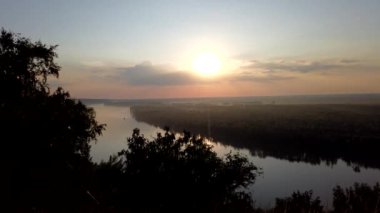 Nehirde günışığı dramatik gökyüzü