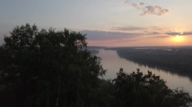 Nehirde günışığı dramatik gökyüzü
