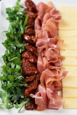 Prosciutto peyniri ve güneşte kurutulmuş domates.