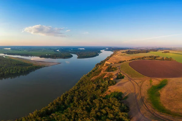 Veduta aerea drone del paesaggio fluviale in soleggiata serata estiva — Foto Stock