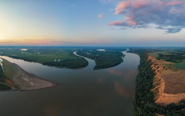 Drohnenaufnahme der Flusslandschaft an sonnigen Sommerabenden — Stockfoto