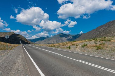 Altai dağlarında Chuysky Trakt Yolu.
