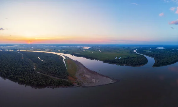 Güneşli yaz akşamında nehir manzarasının hava aracı görüntüsü — Stok fotoğraf