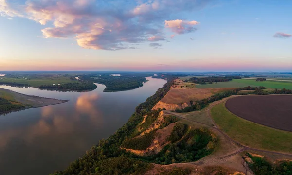 Drohnenaufnahme der Flusslandschaft an sonnigen Sommerabenden — Stockfoto