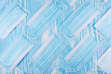 Mavi arka planda tıbbi maskeler