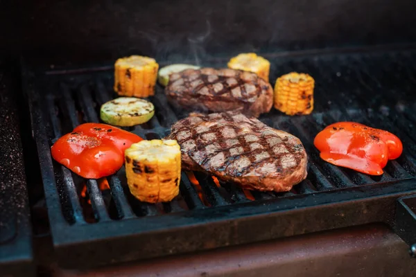 Steki wołowe na grillu z płomieniami — Zdjęcie stockowe