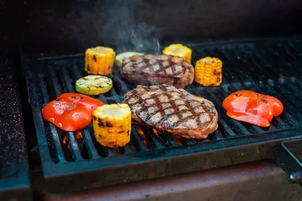 Steki wołowe na grillu z płomieniami — Zdjęcie stockowe