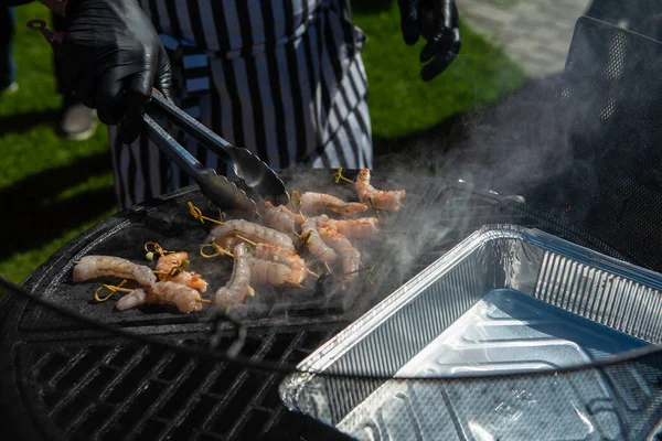 Um cozinheiro profissional prepara camarões — Fotografia de Stock