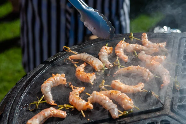 Um cozinheiro profissional prepara camarões — Fotografia de Stock