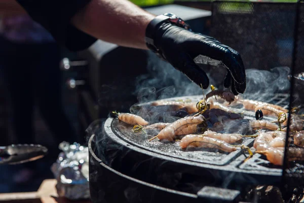 Um cozinheiro profissional prepara camarões — Fotografia de Stock