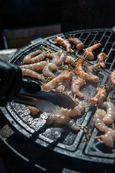 A professional cook prepares shrimps — Stock Photo, Image