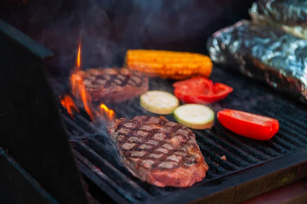 Steki wołowe na grillu z płomieniami — Zdjęcie stockowe