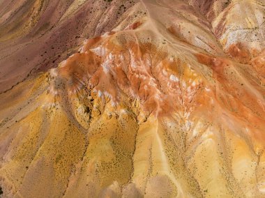 Mars 'ın yüzeyini andıran dokulu sarı nad kırmızı dağlarının havadan çekilmiş görüntüsü.