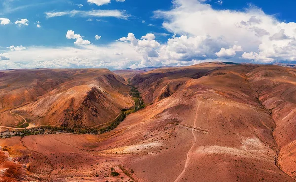 Mars 'ın yüzeyini andıran dokulu sarı nad kırmızı dağlarının havadan çekilmiş görüntüsü. — Stok fotoğraf
