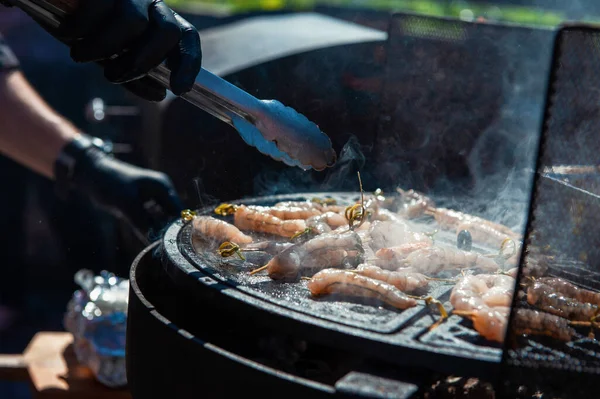 Um cozinheiro profissional prepara camarões — Fotografia de Stock