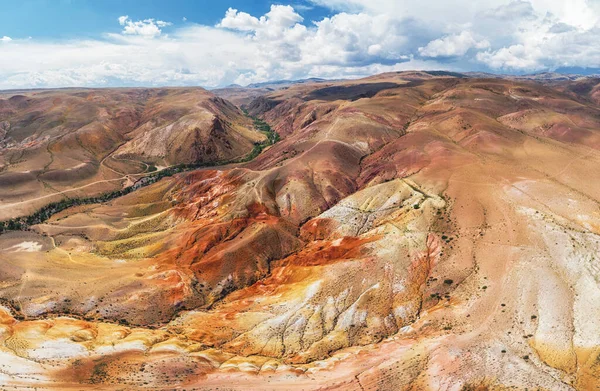 Vue aérienne des montagnes jaunes nad rouge texturées ressemblant à la surface de Mars — Photo