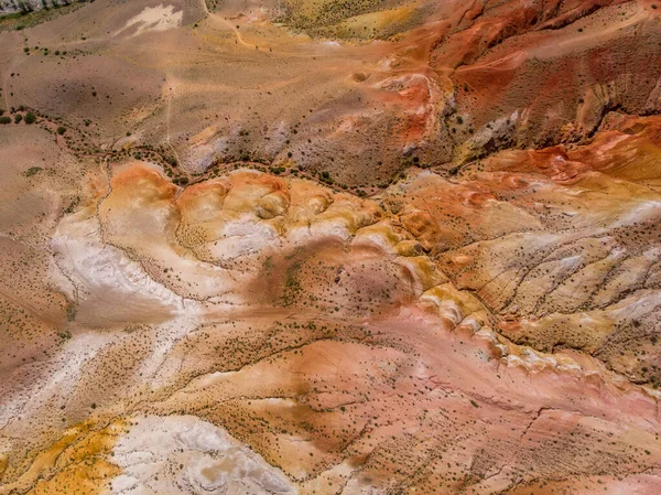 Vue aérienne des montagnes jaunes nad rouge texturées ressemblant à la surface de Mars — Photo