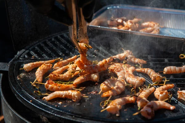 Profesionální kuchař připravuje krevety — Stock fotografie