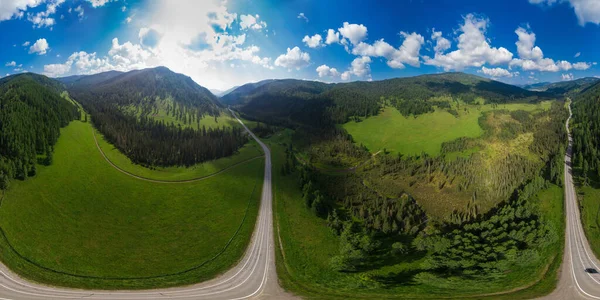 Estrada Chuysky Trakt nas montanhas Altai. — Fotografia de Stock