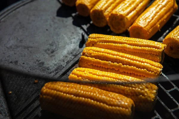 A professional cook prepares corn — Stock Photo, Image