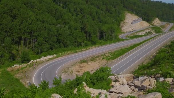 Звивиста дорога в горах — стокове відео