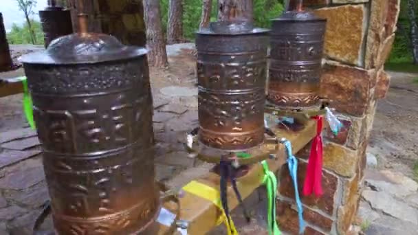 Las campanas rituales budistas en las montañas de Altai — Vídeos de Stock