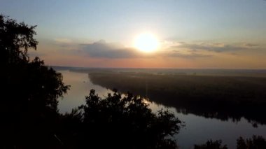 Nehirde günışığı dramatik gökyüzü