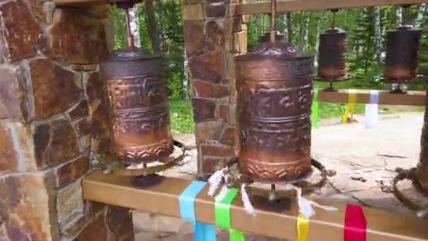 De boeddhistische rituele klokken in het Altai gebergte — Stockvideo