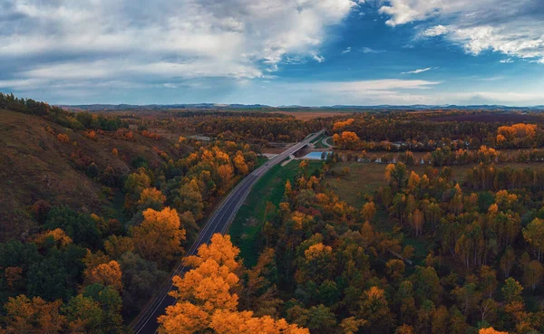Veduta aerea della strada nella bellissima foresta di Altai autunno — Foto Stock