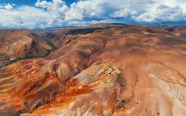 Vue aérienne des montagnes jaunes nad rouge texturées ressemblant à la surface de Mars — Photo