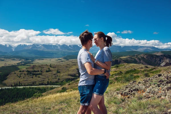 Loving couple together on mountain — Stock Photo, Image