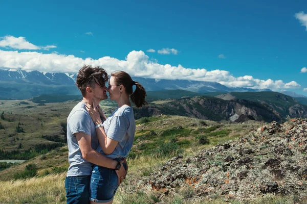 Loving couple together on mountain — Stock Photo, Image