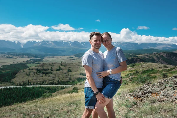 Любящие пары вместе на горе — стоковое фото