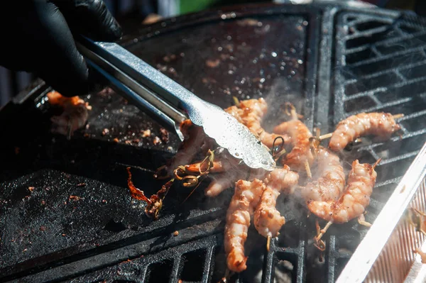 Um cozinheiro profissional prepara camarões — Fotografia de Stock