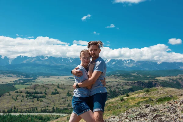 Couple amoureux ensemble sur la montagne — Photo