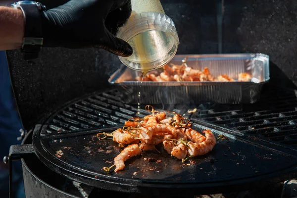 プロの料理人はエビを準備します — ストック写真