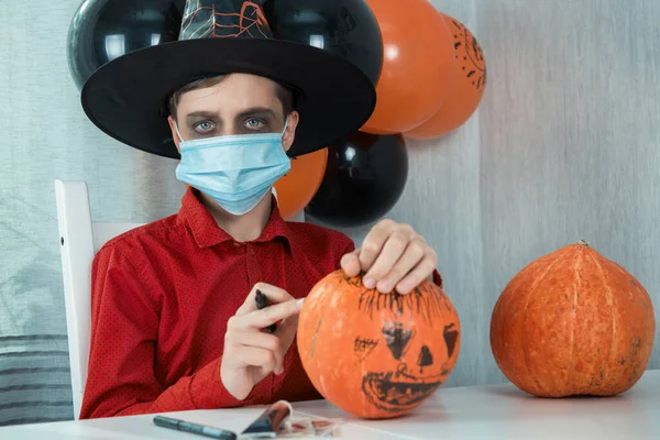 Carnevale di Halloween con nuova realtà con concetto di pandemia. — Foto Stock