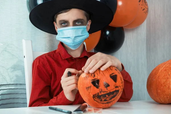 Carnevale di Halloween con nuova realtà con concetto di pandemia. — Foto Stock