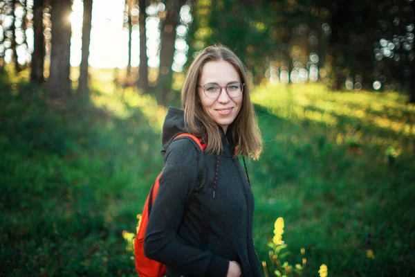 Vrouw wandelen vroeg in de zomer bos gebied — Stockfoto