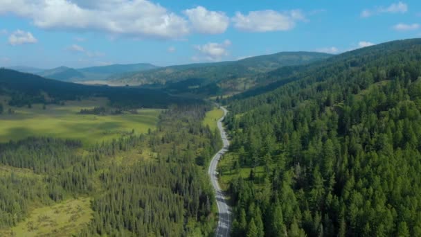 Estrada Chuysky Trakt nas montanhas Altai. — Vídeo de Stock