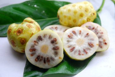 Taze tropik noni meyveleri kapatın.